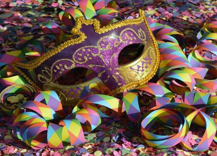 Imagem mostra máscara de carnaval, confetes e serpentina