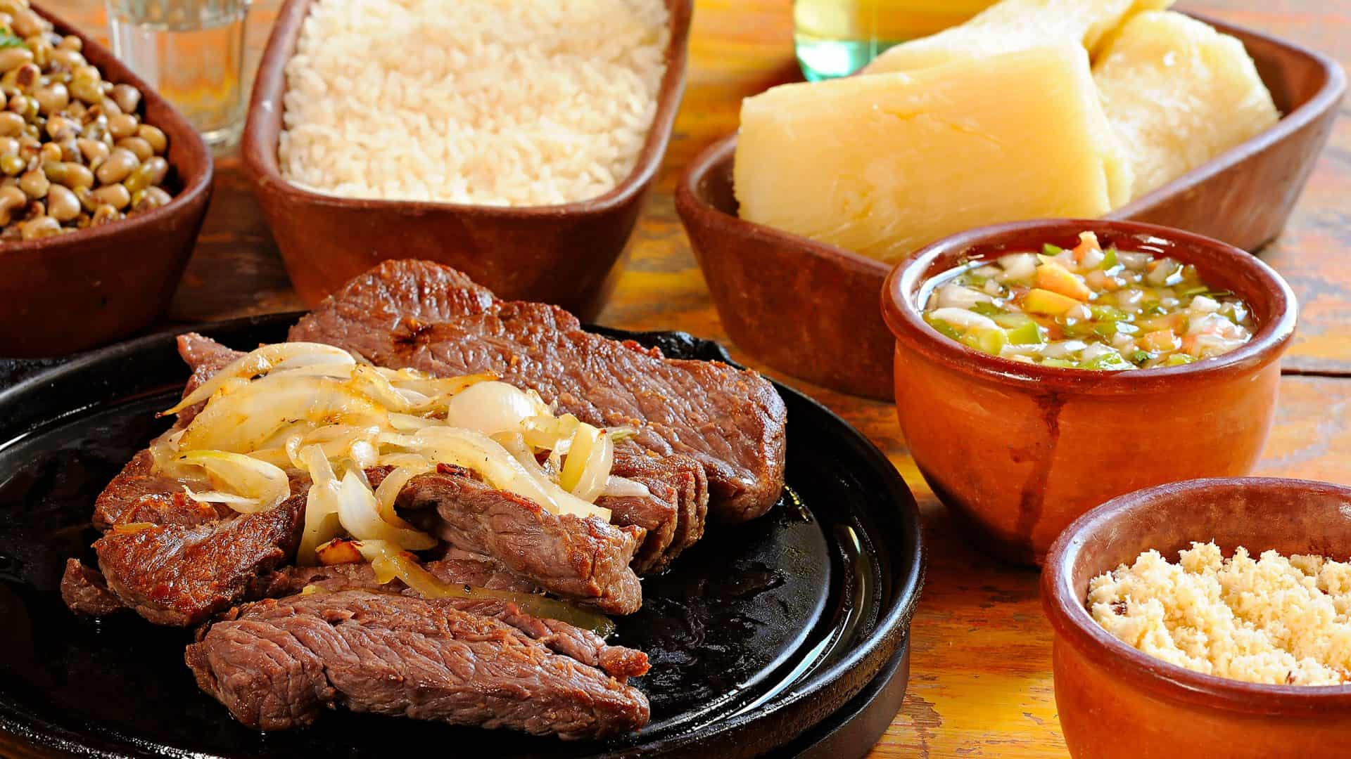 Carnes, arroz e outras comidas