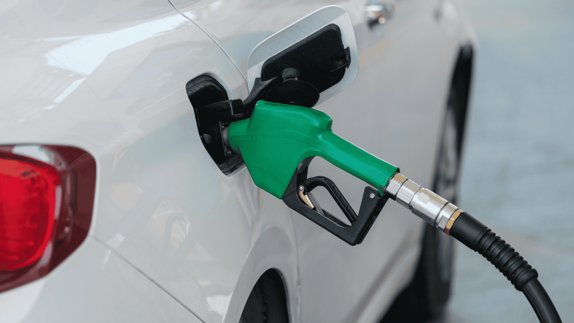 carro-sendo-abastecido-com-gasolina-em-um-posto-1920x1080.png
