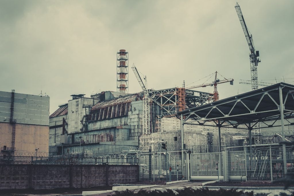 Construção do sarcófago do Reator 4 da usina nuclear de Chernobyl
