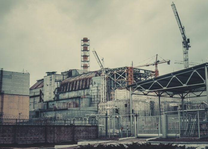 Construção do sarcófago do Reator 4 da usina nuclear de Chernobyl