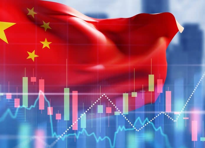 Ao fundo, bandeira da China tremulando; à frente, gráficos