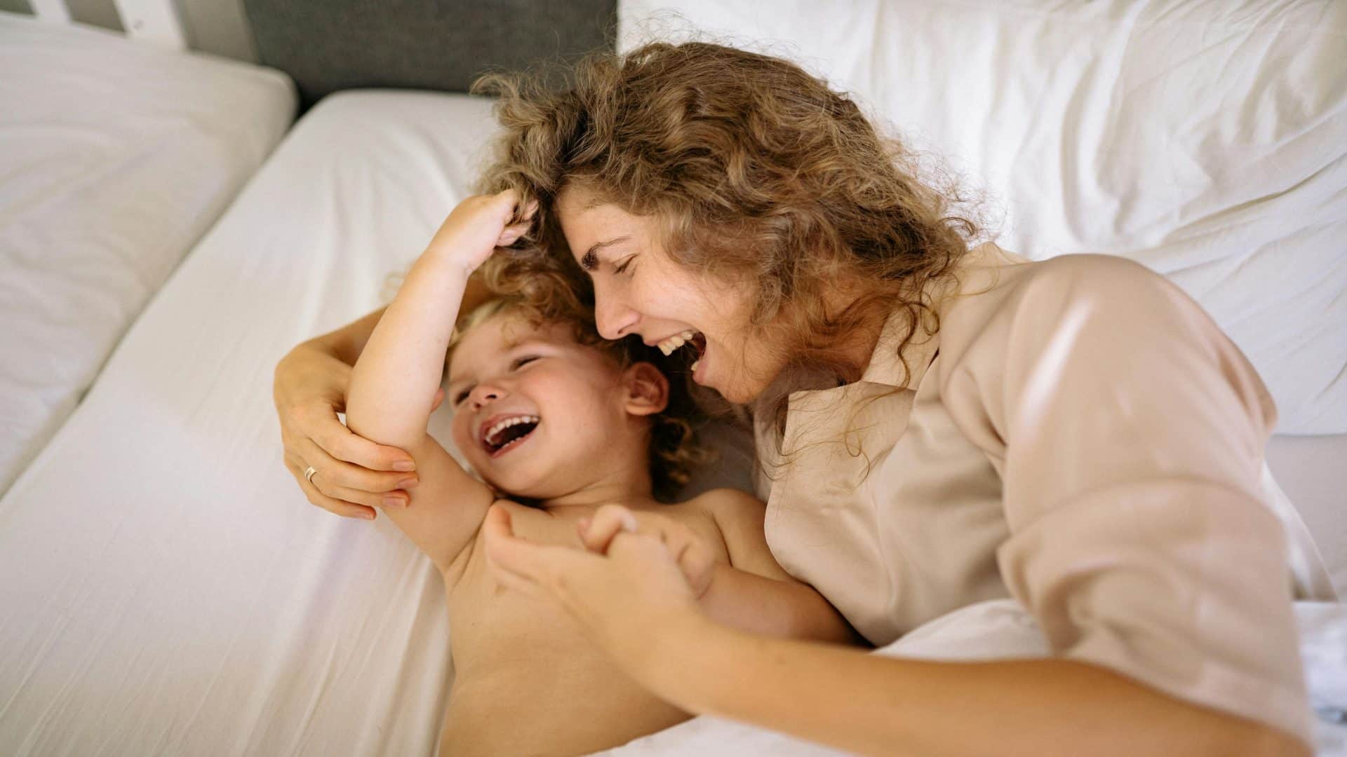 Imagem mostra por que sentimos cócegas, com mãe fazendo cócegas em filha e ambas rindo