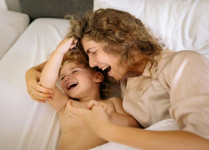 Imagem mostra por que sentimos cócegas, com mãe fazendo cócegas em filha e ambas rindo