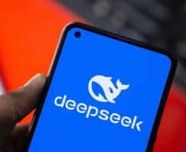 Logo do DeepSeek na tela de um smartphone