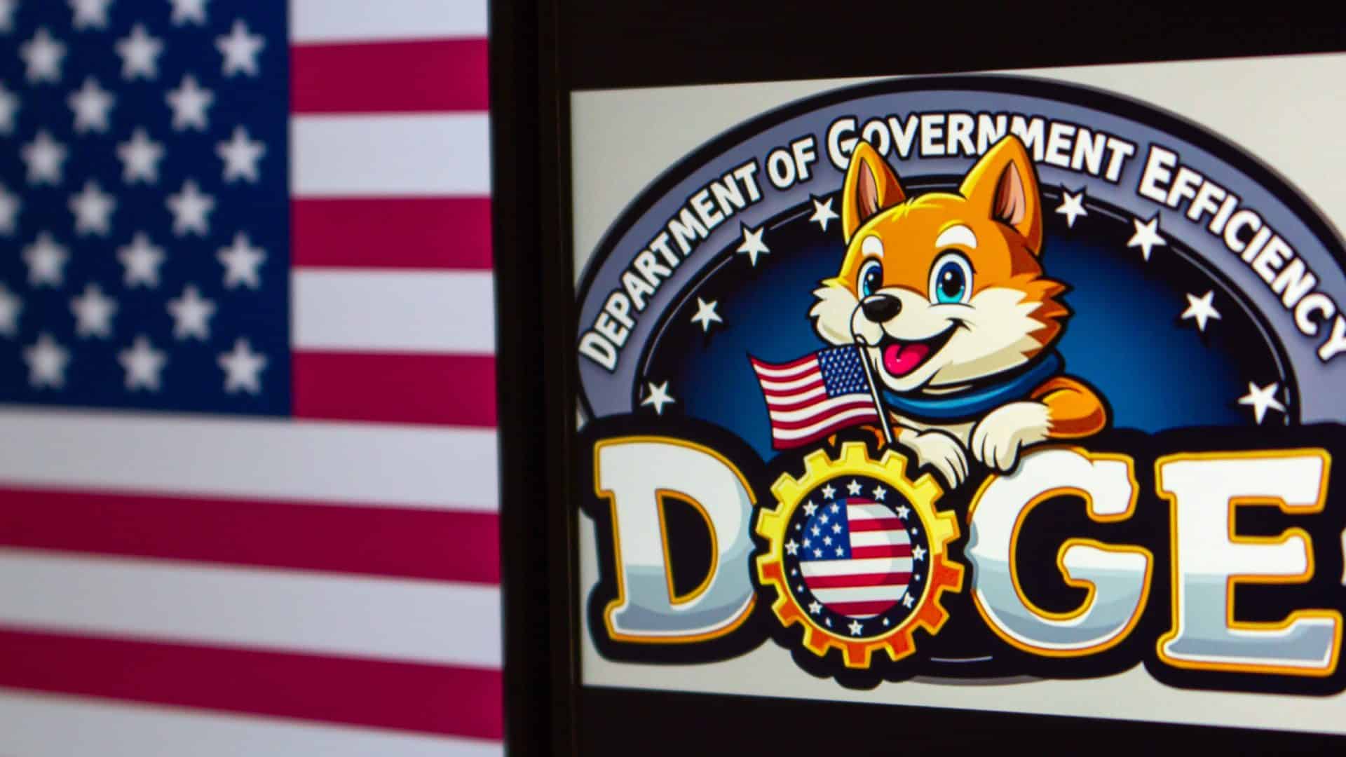Logo do DOGE em uma tela, ao lado da bandeira dos EUA