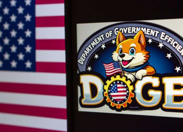 Logo do DOGE em uma tela, ao lado da bandeira dos EUA