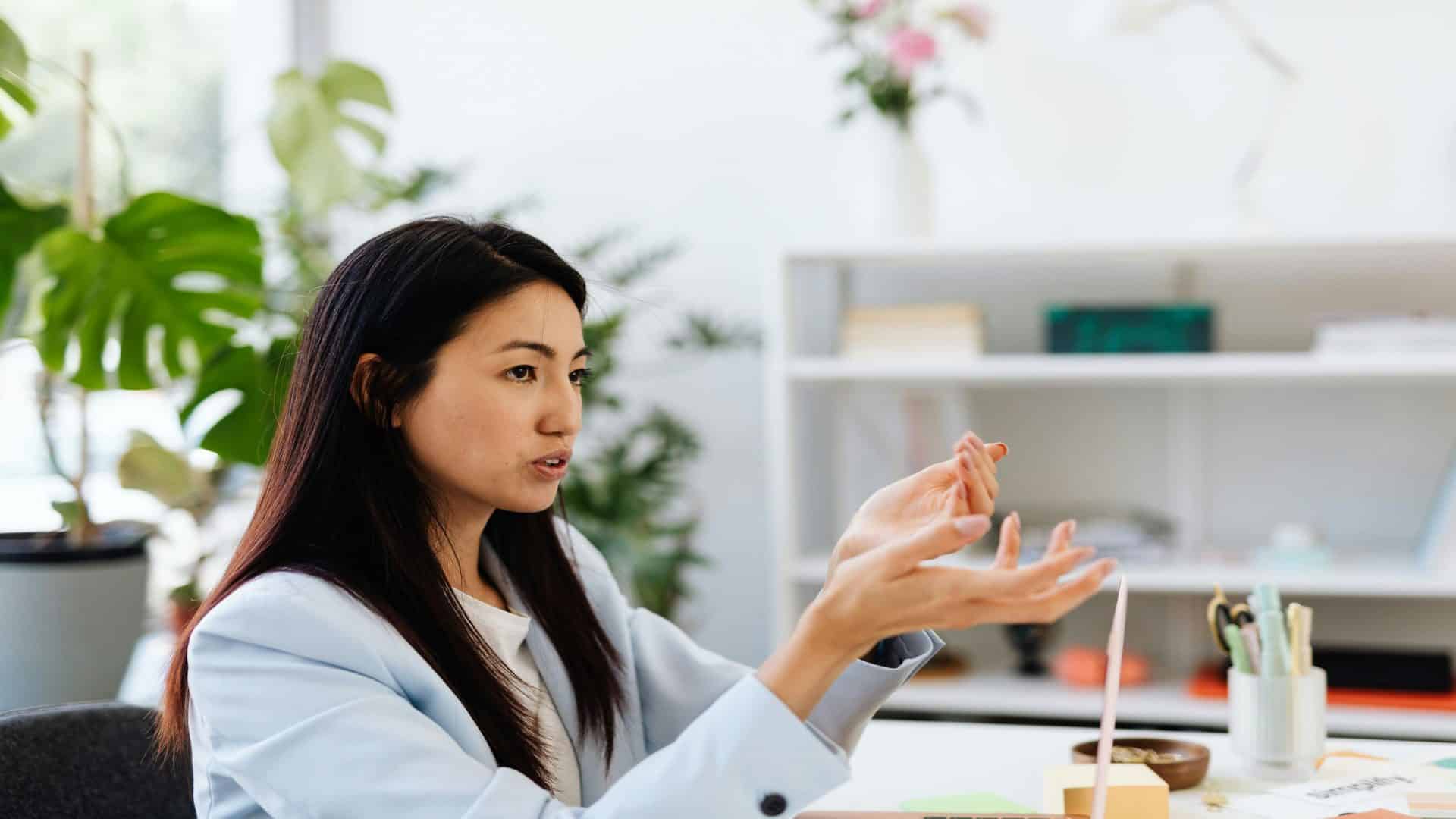 Imagem mostra mulher gesticulando e aparentemente falando sozinha