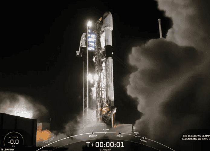 Foguete Falcon 9, da SpaceX, lançado no sábado (15)