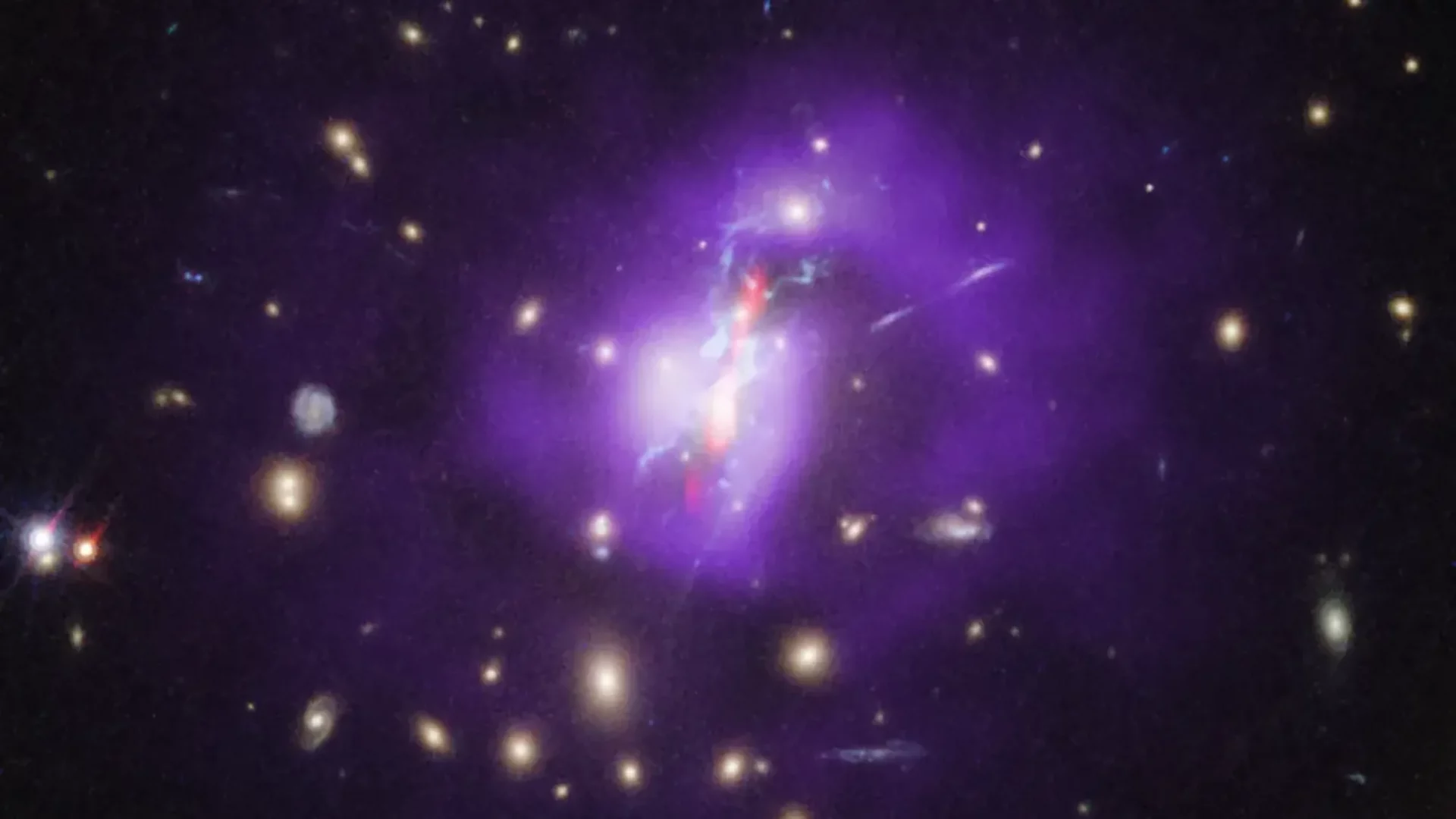 Imagem do aglomerado de Fênix construída com observações do Telescópio Espacial Hubble, do Observatório de Raios X Chandra e do radiotelescópio Very Large Array