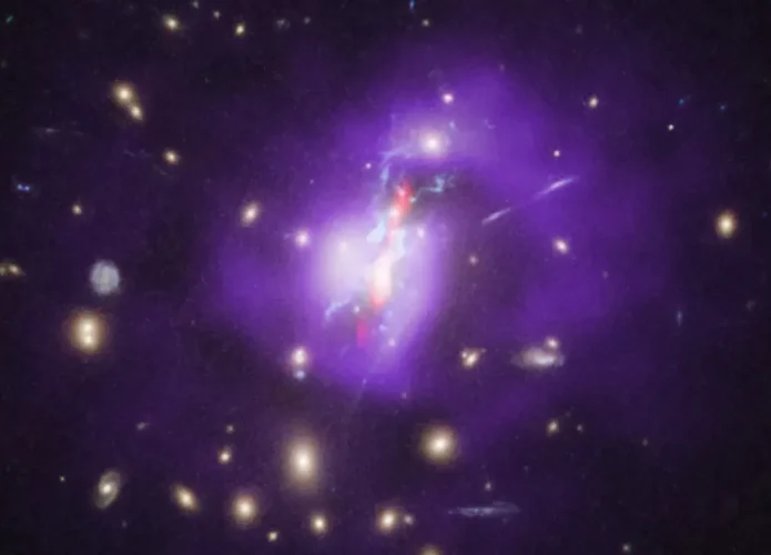 Imagem do aglomerado de Fênix construída com observações do Telescópio Espacial Hubble, do Observatório de Raios X Chandra e do radiotelescópio Very Large Array