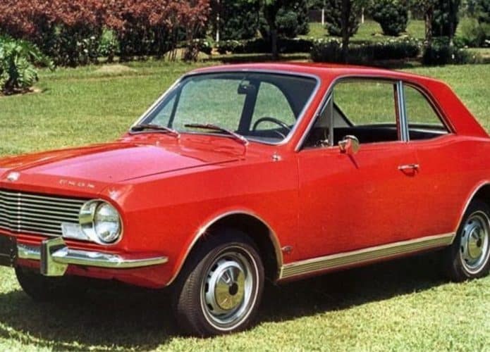 foto ford corcel vermelho na grama