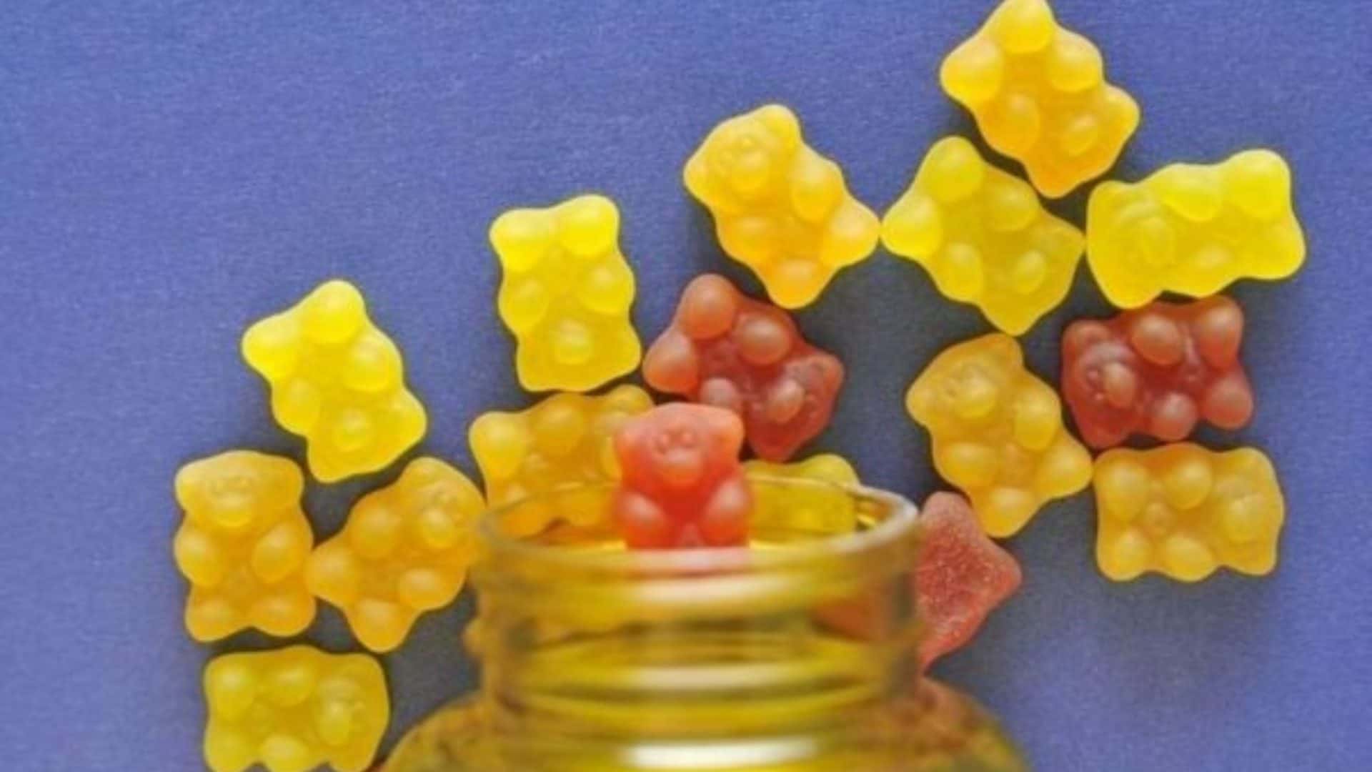 gominhas em forma de ursinho saindo de pote