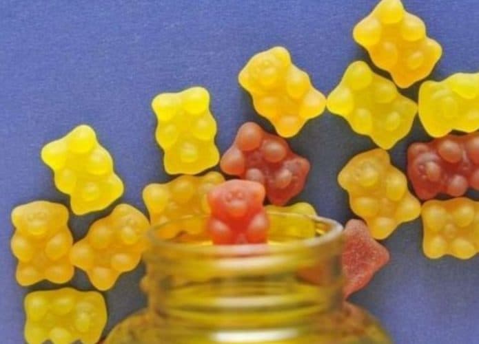 gominhas em forma de ursinho saindo de pote