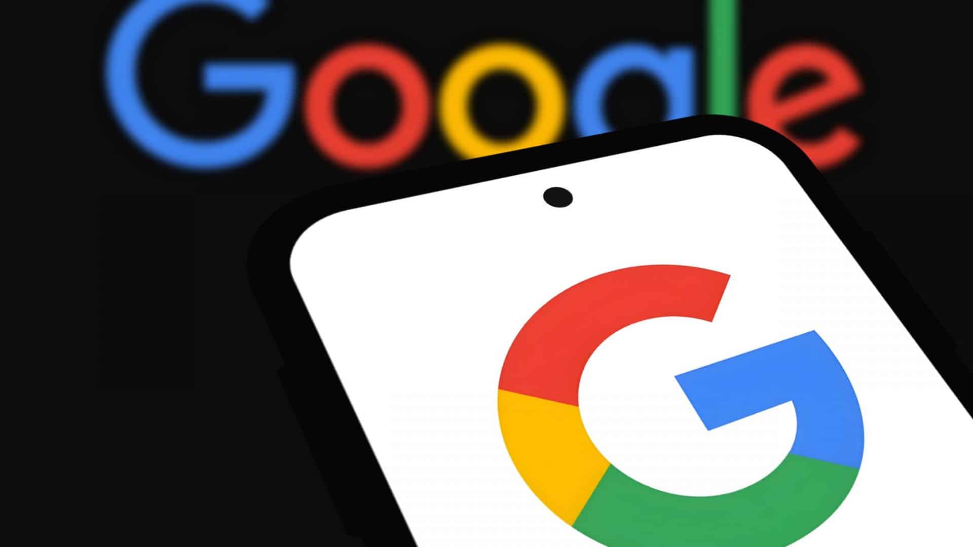 Logo do Google, desfocado, ao fundo; à frente, letra G da empresa estilizada em um smartphone