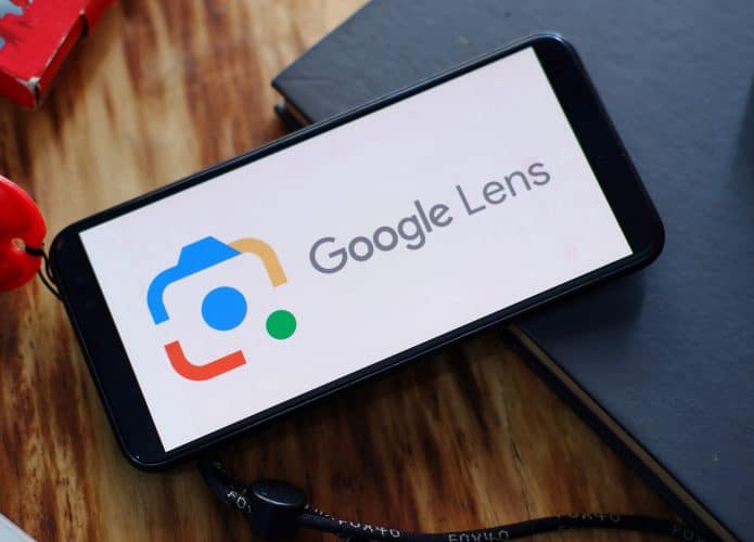 Logo do Google Lens em um smartphone na horizontal