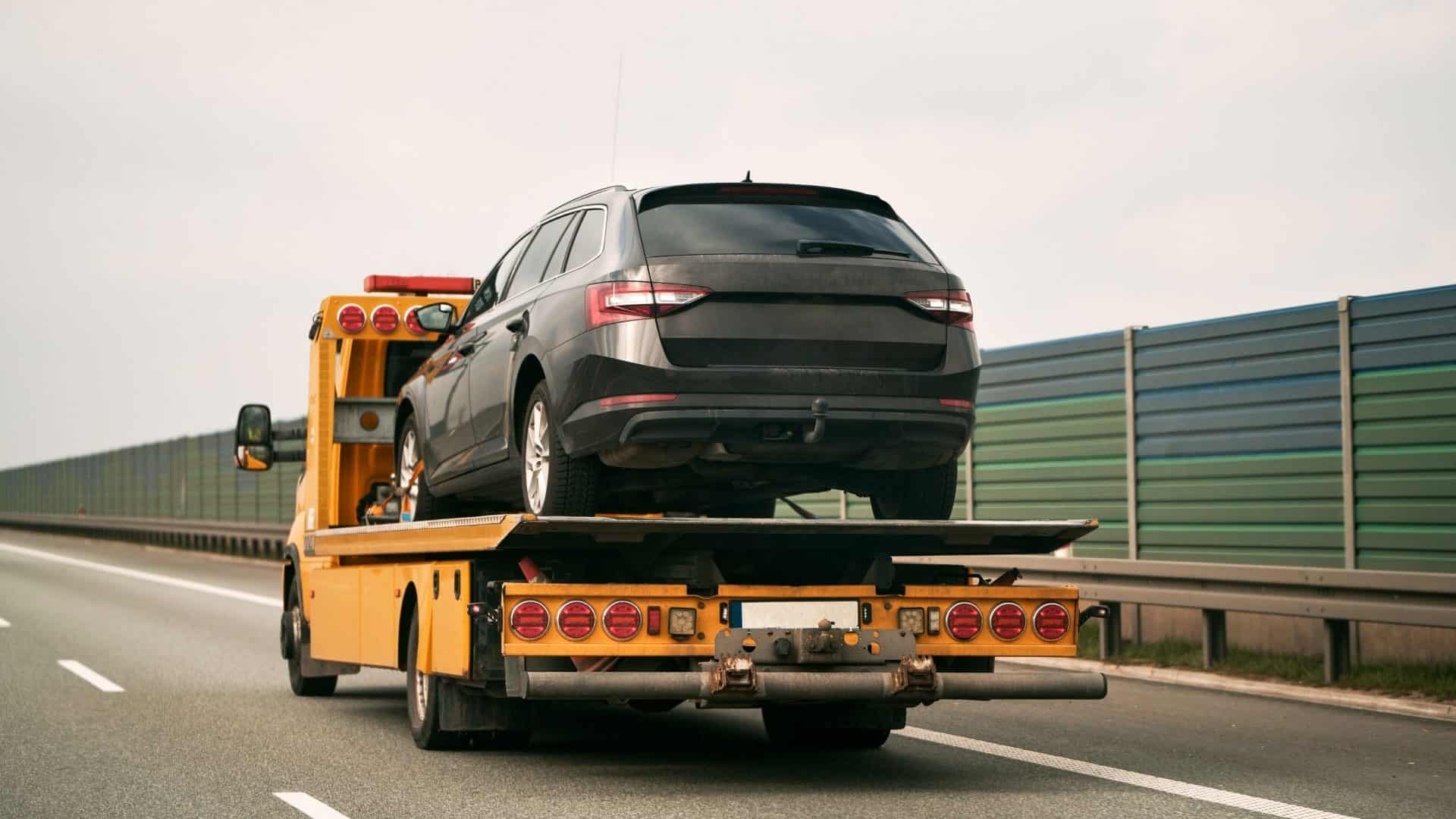 Carro preto sendo guinchado