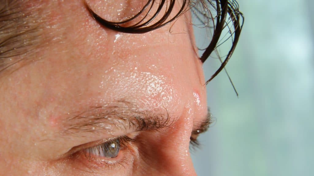 Foto de um homem suando
