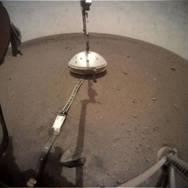 sonda Mars InSight na superfície de Marte