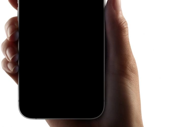 Mão segurando o iPhone 16E