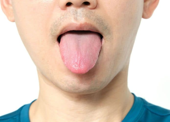 Foto de um homem com a língua para fora