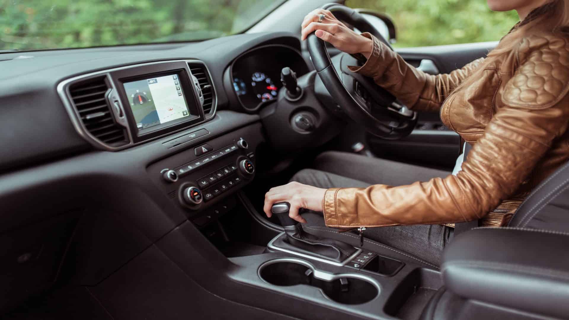 Imagem mostra motorista mulher dirigindo com o volante do lado direito (mão inglesa)