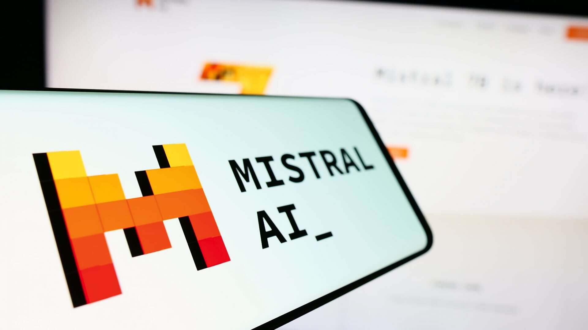 Logo da Mistral AI em um smartphone