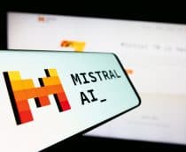 Logo da Mistral AI em um smartphone