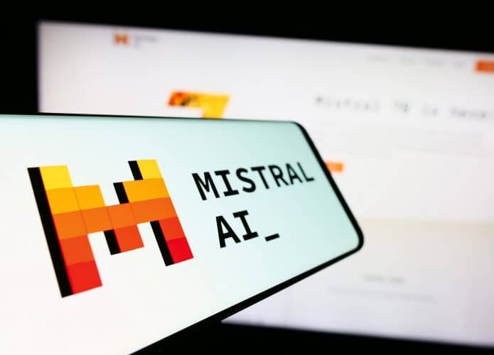 Logo da Mistral AI em um smartphone