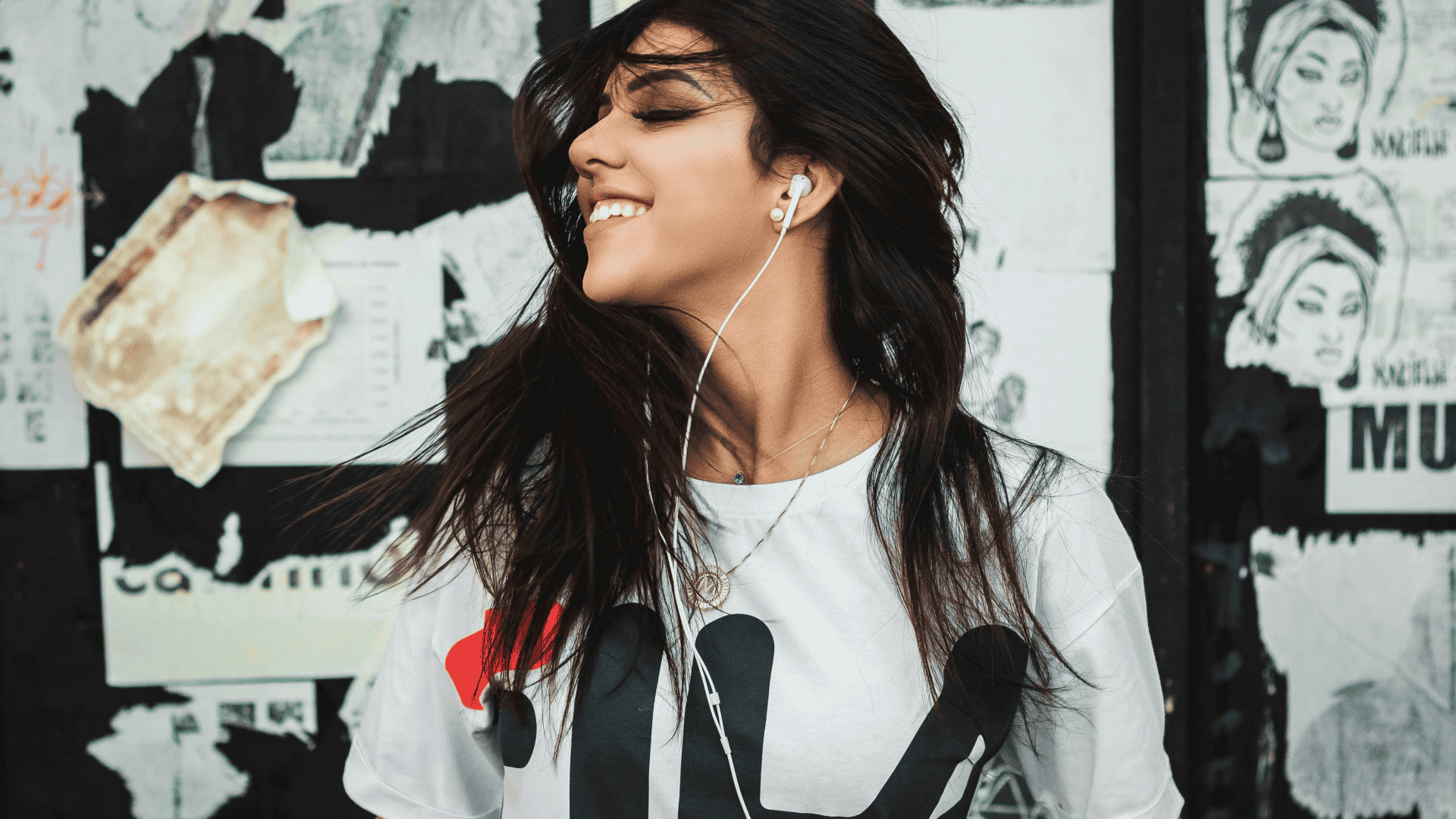 Mulher ouvindo à rádio pelos fones de ouvido e celular