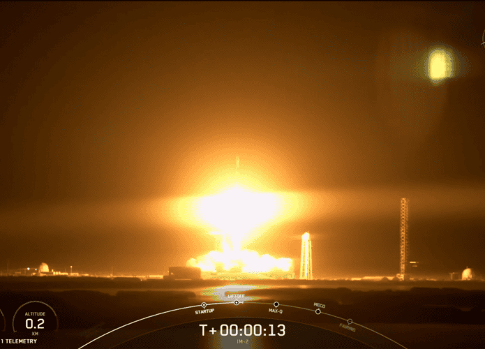 Foguete Falcon deixando a Terra