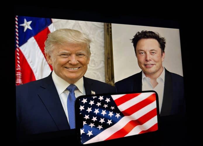 Ao fundo, fotos de ELon Musk (direita) e Donald Trump (esquerda); à frente, parte da bandeira dos EUA tremulando na tela de um smartphone