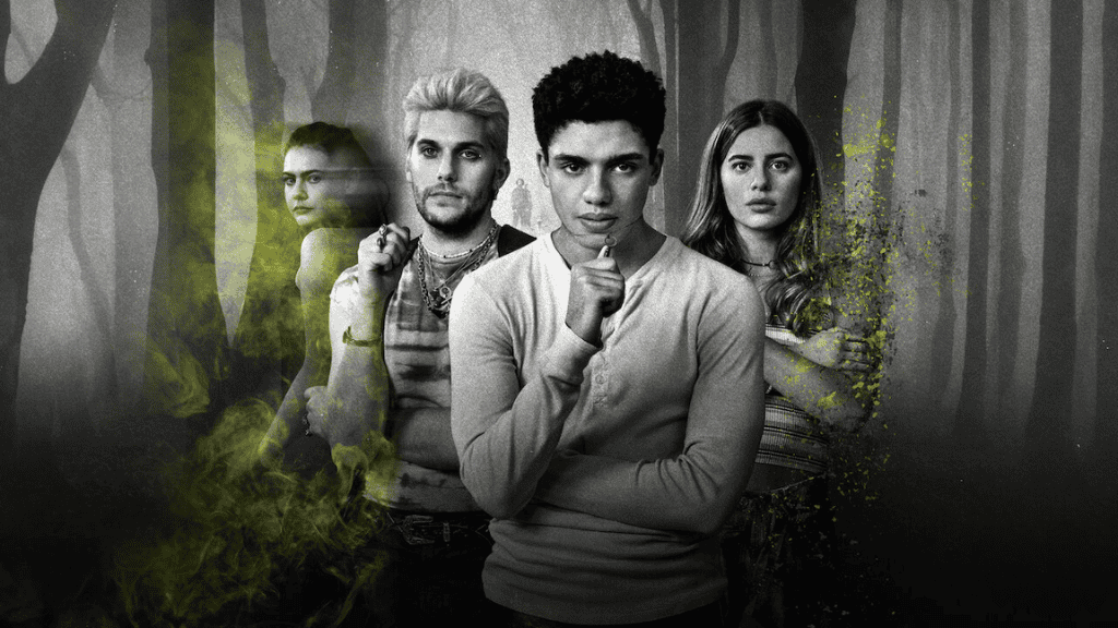 Imagem promocional da série 'O Filho Bastardo do Diabo'. Quatro personagens aparecem em destaque, em um cenário sombrio de floresta, com tons preto e branco e efeitos de fumaça e partículas verdes, sugerindo um ambiente místico e sobrenatural.