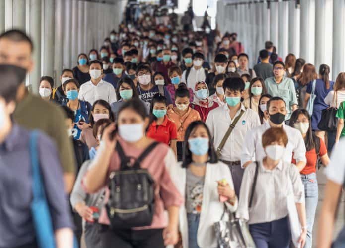 Multidão de pessoas com máscaras no início da pandemia do COVID-19