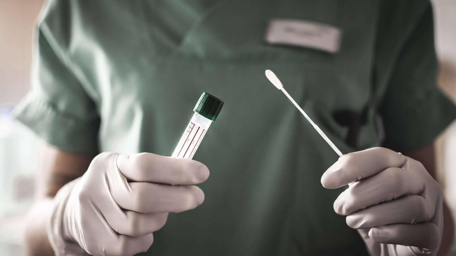 Médico realiza teste de covid-19 com cotonete