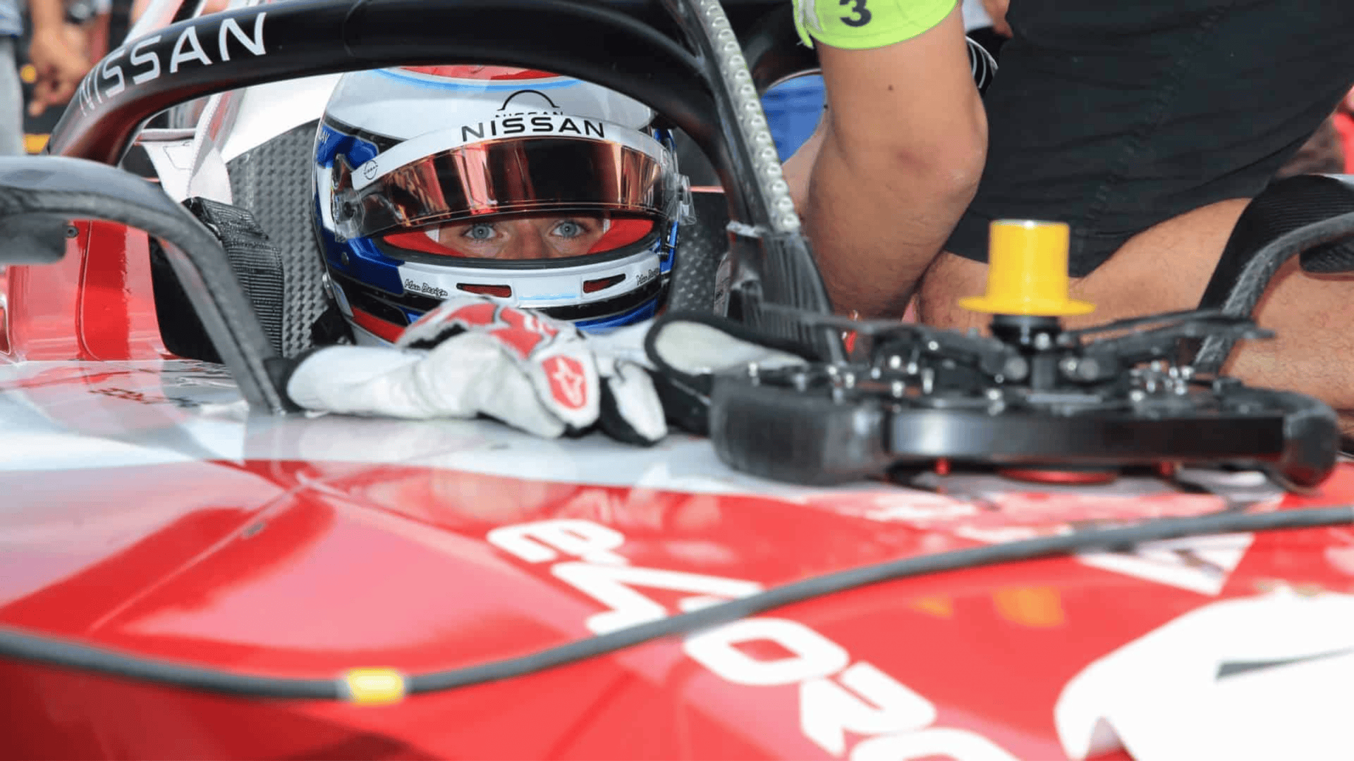 piloto-de-frmula-1-em-um-carro-de-corrida-1920x1080.png