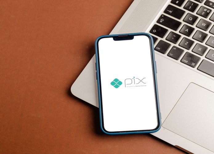 Logotipo do aplicativo Pix na tela do smartphone