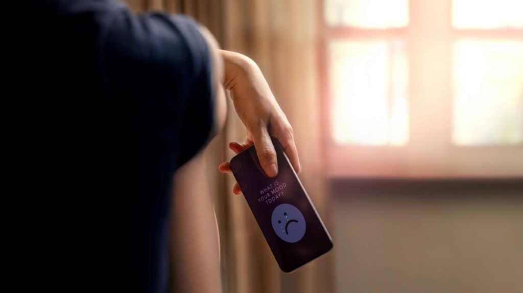 Especialistas alertam que a empatia simulada por IA pode gerar dependência emocional e afastar jovens do convívio real.