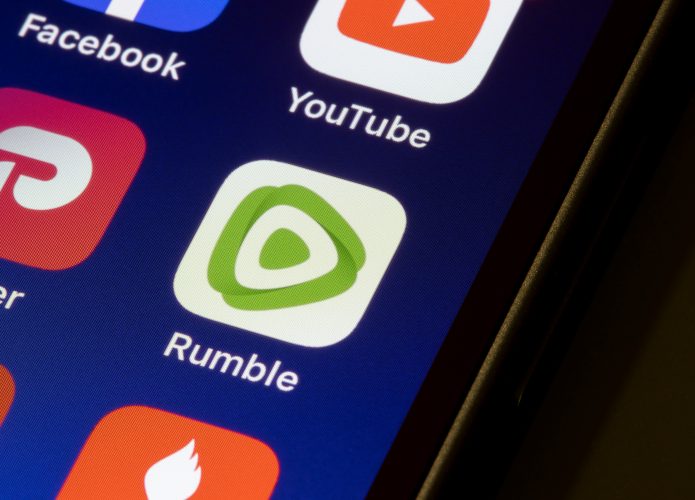 Logo do app do Rumble em destaque na tela de um smartphone