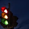 Luzes acesas de um semáforo (vermelha, amarela e verde)
