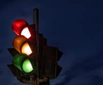 Luzes acesas de um semáforo (vermelha, amarela e verde)