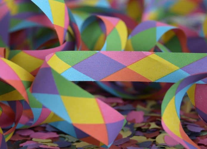 Imagem mostra fitas coloridas de carnaval (serpentina)