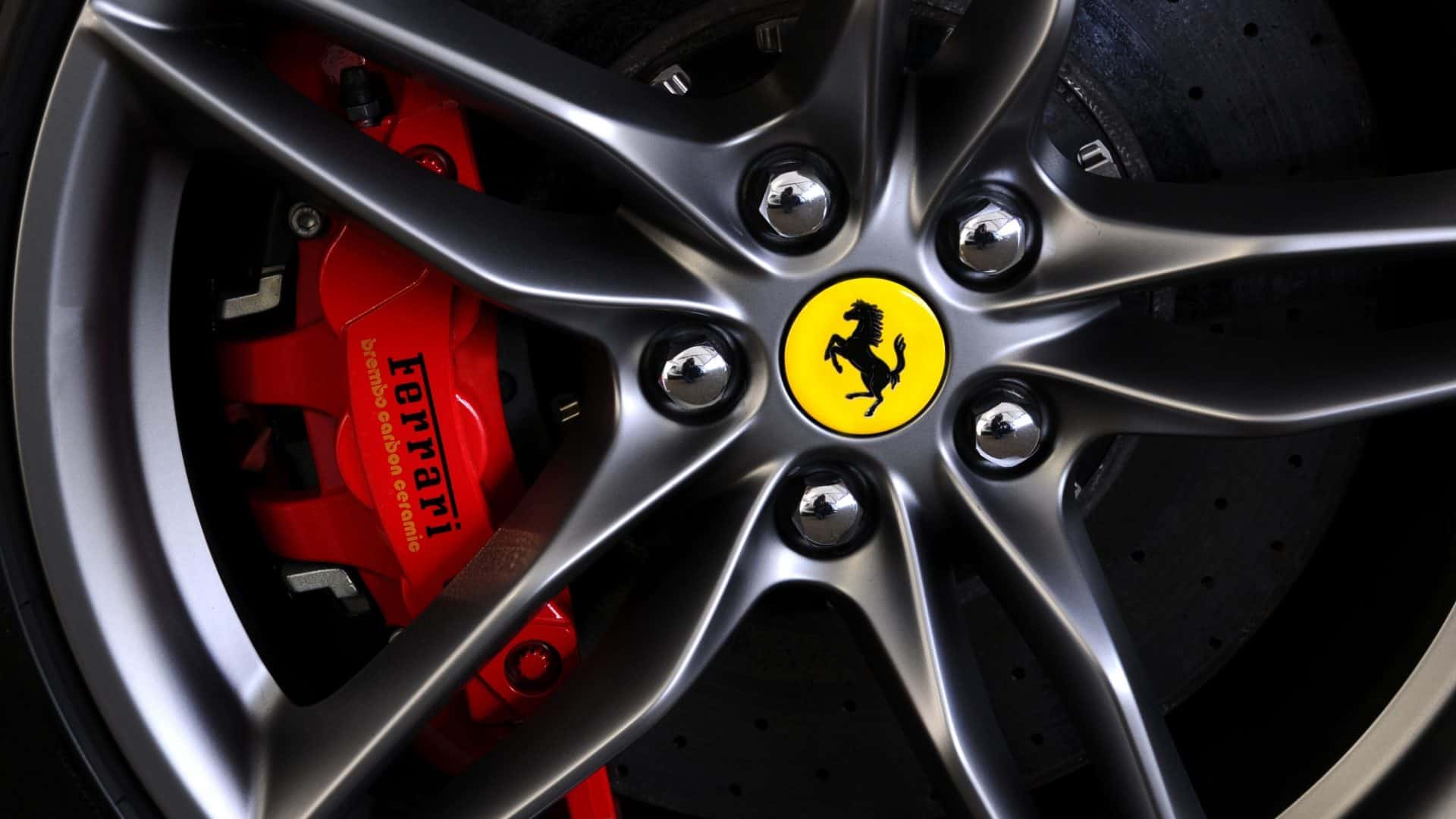 Close-up de uma roda de um carro esportivo Ferrari no Mugello Paddock. Ferrari SPA é uma fabricante italiana de carros esportivos de luxo, fundada por Enzo Ferrari.
