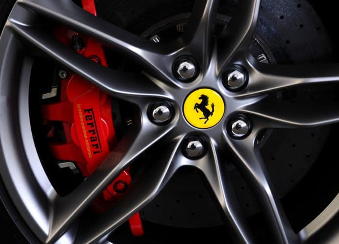 Close-up de uma roda de um carro esportivo Ferrari no Mugello Paddock. Ferrari SPA é uma fabricante italiana de carros esportivos de luxo, fundada por Enzo Ferrari.