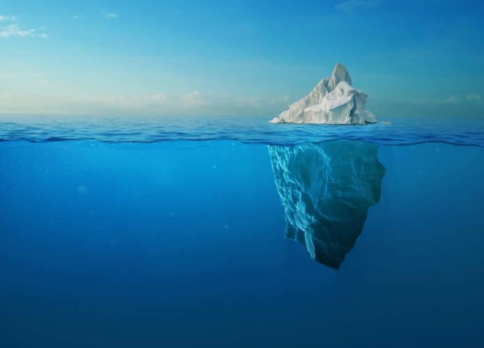 Iceberg com vista acima e abaixo da água