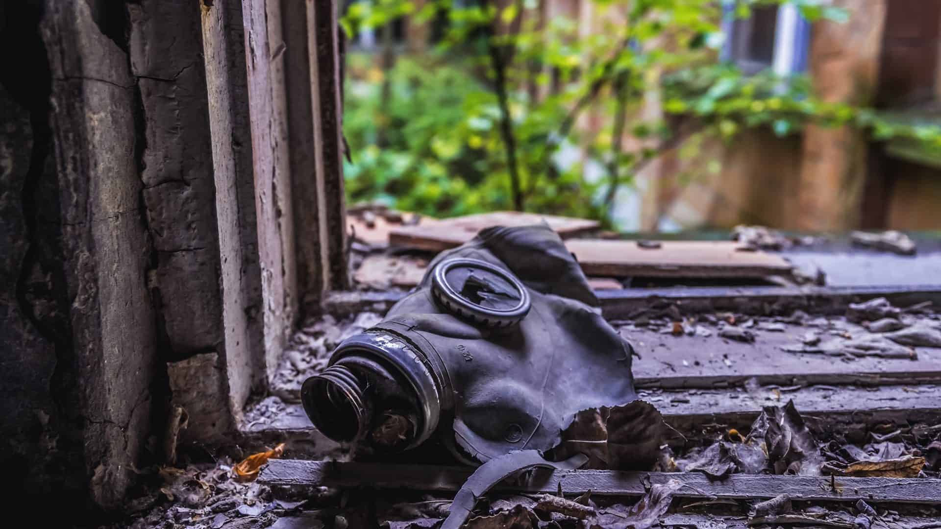 Máscara de gás antiga na 3ª escola secundária na cidade abandonada de Pripyat, Zona de Exclusão de Chernobyl, Ucrânia