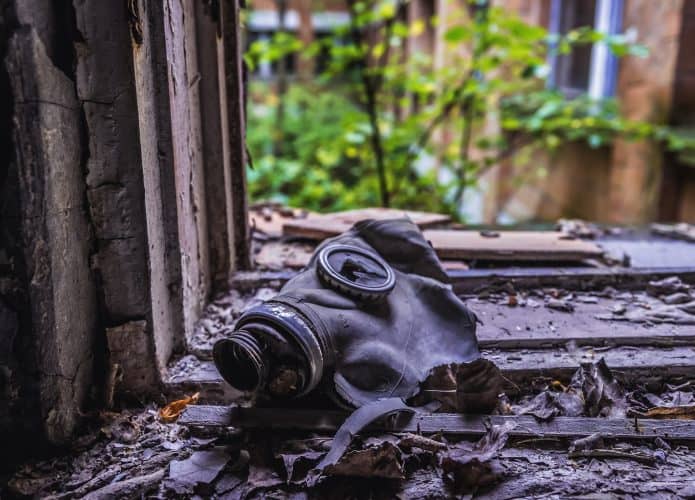 Máscara de gás antiga na 3ª escola secundária na cidade abandonada de Pripyat, Zona de Exclusão de Chernobyl, Ucrânia