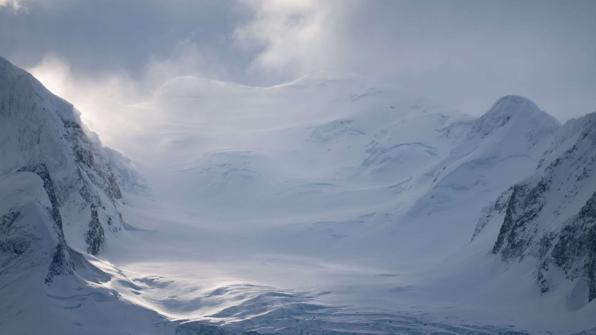 Grandes icebergs e montanhas na Antártica. Neve e gelo. Paisagem antártica. Geleiras.