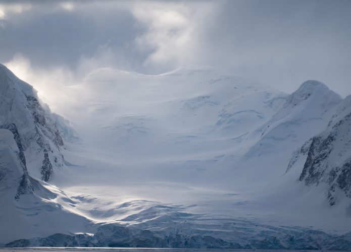 Grandes icebergs e montanhas na Antártica. Neve e gelo. Paisagem antártica. Geleiras.