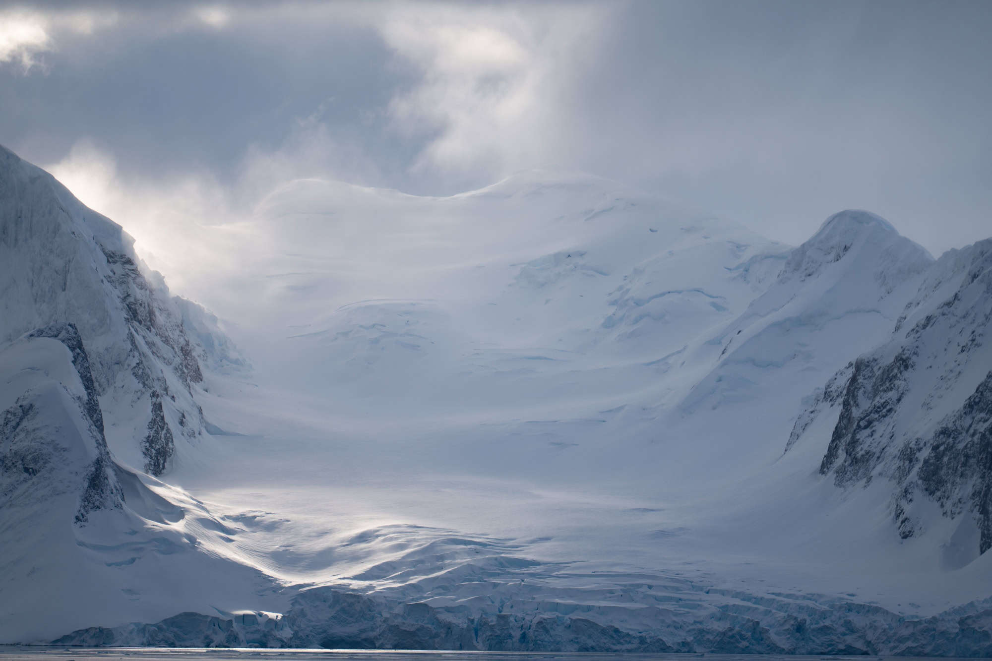 Durante décadas, a Antártida armazenou mercúrio preso no gelo. O aquecimento global está mudando esse cenário. Imagem: Oleksandr Matsibura/Shutterstock